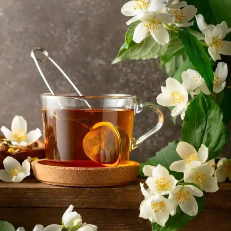 Loose-leaf jasmine tea mixed with delicate jasmine blossoms, representing a healthy and aromatic option of jasmine tea for weight loss.